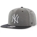 gra-meleret-snapback-kasket-med-flad-skygge-fra-new-york-yankees-mlb-captain-fra-47-brand