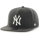 sort-new-york-yankees-mlb-captain-snapback-kasket-med-flad-skygge-fra-47-brand