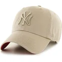 buet-beige-kasket-med-beige-logo-af-new-york-yankees-mlb-clean-up-fra-47-brand