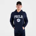 sweatshirt-med-haette-marinebla-pullover-hoody-fra-philadelphia-76ers-nba-af-new-era