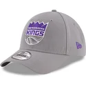 gra-justerbar-9forty-the-league-kasket-med-buet-skygge-af-sacramento-kings-nba-fra-new-era