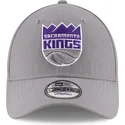 gra-justerbar-9forty-the-league-kasket-med-buet-skygge-af-sacramento-kings-nba-fra-new-era