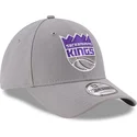 gra-justerbar-9forty-the-league-kasket-med-buet-skygge-af-sacramento-kings-nba-fra-new-era