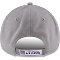 gra-justerbar-9forty-the-league-kasket-med-buet-skygge-af-sacramento-kings-nba-fra-new-era