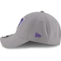 gra-justerbar-9forty-the-league-kasket-med-buet-skygge-af-sacramento-kings-nba-fra-new-era