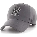 gra-justerbar-kasket-med-buet-skygge-og-sort-new-york-yankees-logo-mlb-mvp-fra-47-brand