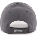 gra-justerbar-kasket-med-buet-skygge-og-sort-new-york-yankees-logo-mlb-mvp-fra-47-brand