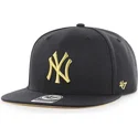 sort-snapback-kasket-med-flad-skygge-og-guldlogo-af-new-york-yankees-mlb-captain-metalivise-fra-47-brand