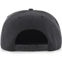 sort-snapback-kasket-med-flad-skygge-og-guldlogo-af-new-york-yankees-mlb-captain-metalivise-fra-47-brand