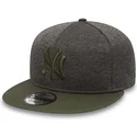 gra-snapback-flat-cap-med-logo-og-gron-skygge-9fifty-heather-jersey-fra-new-york-yankees-mlb-af-new-era