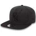 sort-snapback-kasket-med-flad-skygge-og-sort-logo-9fifty-seasonal-heather-fra-new-york-yankees-mlb-af-new-era