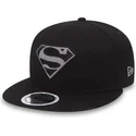 sort-flad-snapback-kasket-til-drenge-9fifty-reflect-superman-warner-bros-fra-new-era