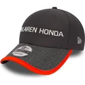gra-justerbar-9forty-kasket-med-buet-skygge-fernando-alonso-fra-mclaren-racing-formula-1-fra-new-era