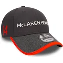 gra-justerbar-9forty-kasket-med-buet-skygge-fernando-alonso-fra-mclaren-racing-formula-1-fra-new-era