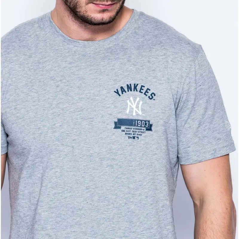 t-shirt-kort-aerme-gra-badge-fra-new-york-yankees-mlb-af-new-era