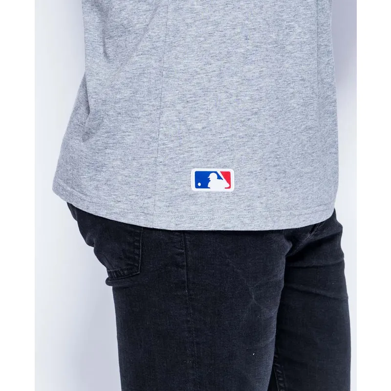 t-shirt-kort-aerme-gra-badge-fra-new-york-yankees-mlb-af-new-era