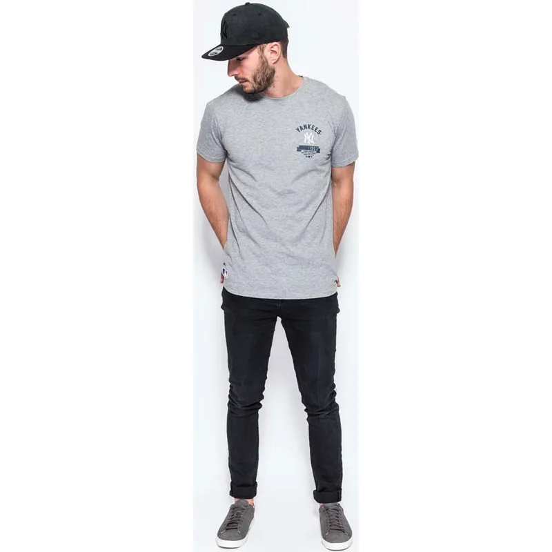 t-shirt-kort-aerme-gra-badge-fra-new-york-yankees-mlb-af-new-era