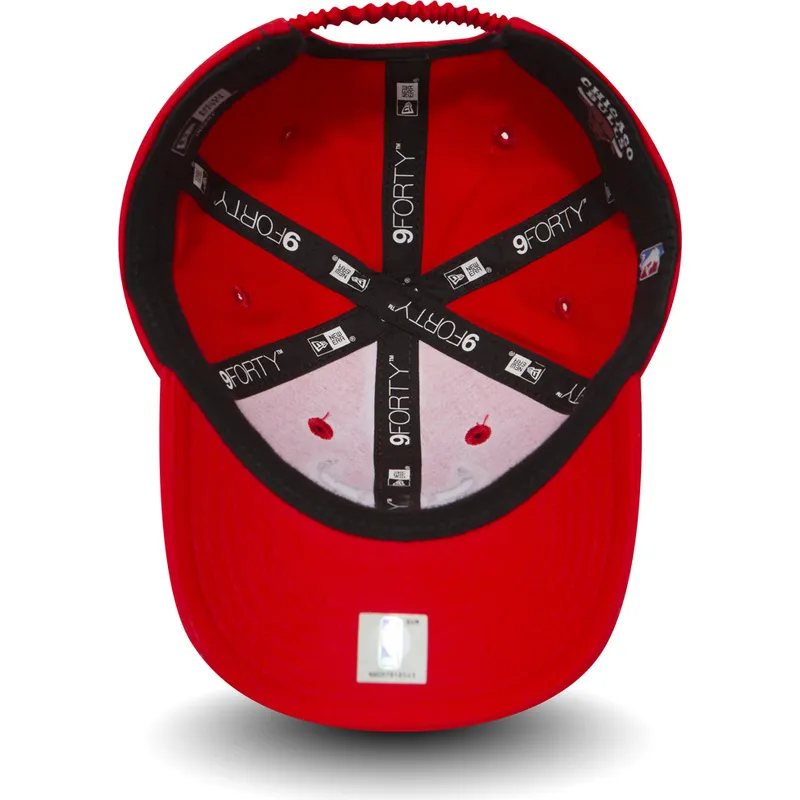 kasketter-buet-rod-justerbar-rem-til-barn-9forty-essential-fra-chicago-bulls-nba-af-new-era kasketter-buet-rod-justerbar-rem-til-barn-9forty-essential-fra-chicago-bulls-nba-af-new-era