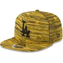 gul-snapback-kasket-med-flad-skygge-og-sort-logo-9fifty-engineered-fit-fra-los-angeles-dodgers-mlb-fra-new-era