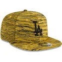 gul-snapback-kasket-med-flad-skygge-og-sort-logo-9fifty-engineered-fit-fra-los-angeles-dodgers-mlb-fra-new-era