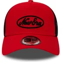 gorra-trucker-rod-og-sort-oval-script-a-frame-fra-new-era