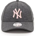gra-justerbar-curved-cap-med-lyserodt-logo-9forty-tech-jersey-fra-new-york-yankees-mlb-fra-new-era