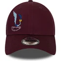 justerbar-9forty-coyote-og-road-runner-looney-tunes-chase-bordeaux-buet-kasket-fra-new-era