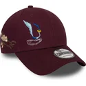 justerbar-9forty-coyote-og-road-runner-looney-tunes-chase-bordeaux-buet-kasket-fra-new-era