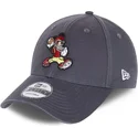 gra-justerbar-9forty-character-sports-mickey-mouse-amerikansk-fodbold-disney-kasket-med-buet-skygge-fra-new-era