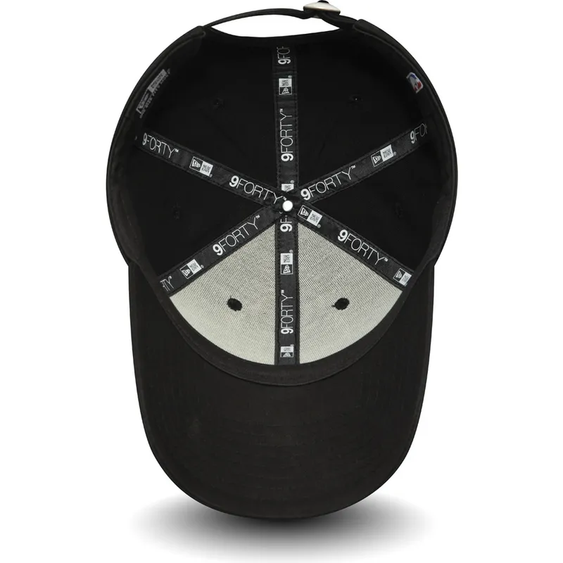 sort-justerbar-curved-kasket-med-hvidt-logo-9forty-league-essential-fra-chicago-bulls-nba-fra-new-era