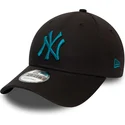 sort-justerbar-kasket-med-buet-skygge-og-blat-logo-9forty-league-essential-fra-new-york-yankees-mlb-fra-new-era