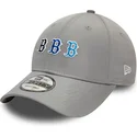 gra-justerbar-9forty-stack-logo-boston-red-sox-mlb-kasket-med-buet-skygge-fra-new-era