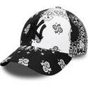 sort-og-hvid-justerbar-kurvet-kasket-med-sort-new-york-yankees-mlb-logo-9forty-paisley-print-fra-new-era