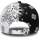 sort-og-hvid-justerbar-kurvet-kasket-med-sort-new-york-yankees-mlb-logo-9forty-paisley-print-fra-new-era
