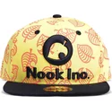 gul-og-sort-flatbrim-snapback-kasket-med-leaf-logo-nook-inc-animal-crossing-fra-difuzed