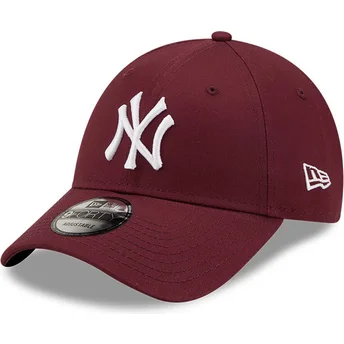 kasketter-buet-rod-justerbar-rem-granate-9forty-league-essential-fra-new-york-yankees-mlb-af-new-era