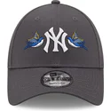 gra-justerbar-9forty-rose-swallow-bird-kurvet-kasket-fra-new-york-yankees-mlb-af-new-era