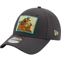 sort-justerbar-9forty-scooby-doo-og-shaggy-kasket-fra-new-era
