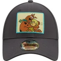 sort-justerbar-9forty-scooby-doo-og-shaggy-kasket-fra-new-era