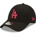 los-angeles-dodgers-mlb-new-era-9forty-league-essential-sort-justerbar-kasket-med-buet-skygge-og-lyserodt-logo