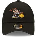 sort-justerbar-9forty-character-sports-kasket-med-buet-skygge-af-tasmansk-djaevel-looney-tunes-fra-new-era