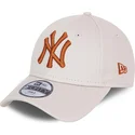 beige-justerbar-kurvet-kasket-til-drenge-med-brunt-logo-9forty-league-essential-fra-new-york-yankees-mlb-af-new-era