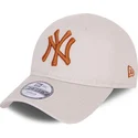 new-era-new-york-yankees-mlb-9forty-league-essential-beige-justerbar-kasket-med-buet-skygge-og-brunt-logo-til-smaborn