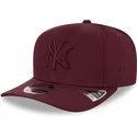 new-york-yankees-mlb-new-era-9fifty-stretch-snap-granatrod-snapback-kasket-med-buet-skygge-og-granatrodt-logo