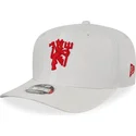 hvid-justerbar-buet-kasket-med-rodt-logo-9fifty-fra-manchester-united-football-club-premier-league-af-new-era