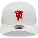 hvid-justerbar-buet-kasket-med-rodt-logo-9fifty-fra-manchester-united-football-club-premier-league-af-new-era