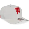 hvid-justerbar-buet-kasket-med-rodt-logo-9fifty-fra-manchester-united-football-club-premier-league-af-new-era