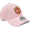 justerbar-rosa-buet-kasket-til-born-9forty-fra-manchester-united-football-club-premier-league-fra-new-era