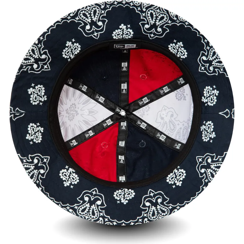 spande-marinebla-fra-bucket-azul-marino-rojo-y-blanco-paisley-explorer-af-new-era