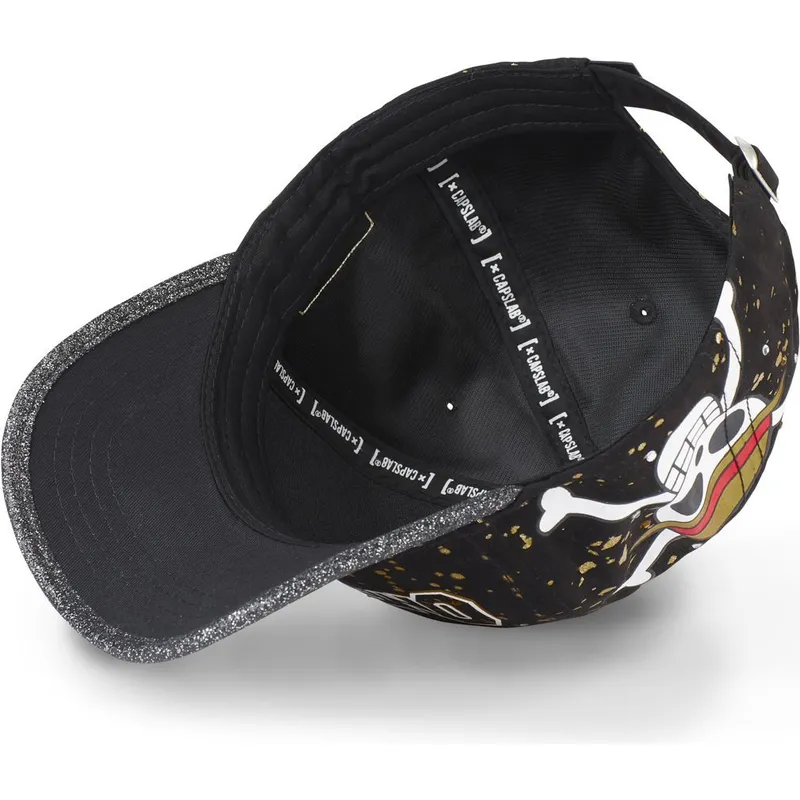 sort-justerbar-curved-cap-tag-log2-one-piece-fra-capslab